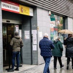 Varias personas pasan por la Oficina de Empleo del Paseo de las Acacias, en Madrid