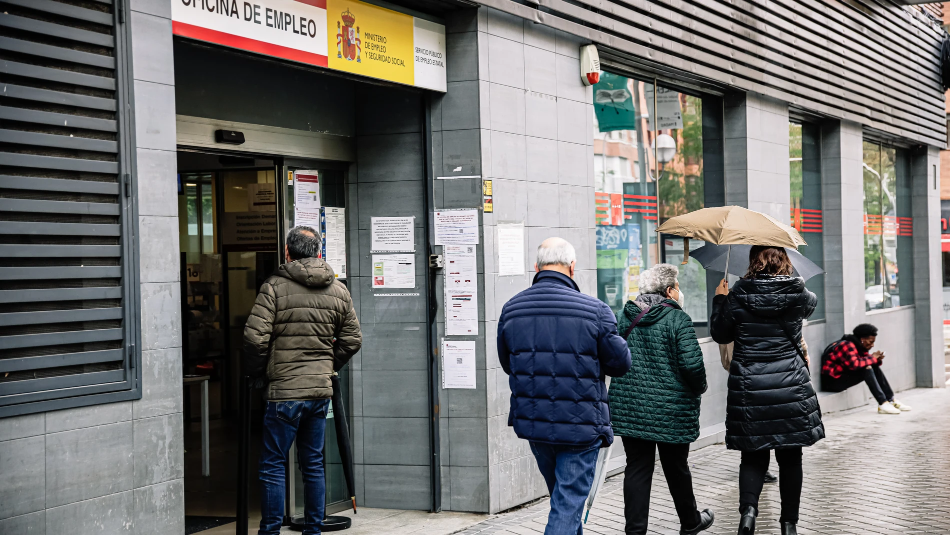Varias personas pasan por la Oficina de Empleo del Paseo de las Acacias, en Madrid