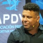 El exfutbolista y presidente del Real Valladolid, Ronaldo Luís Nazário, interviene durante un desayuno informativo con la prensa deportiva de Valladolid