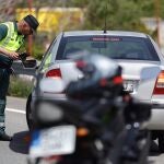 Un agente de la Guardia Civil pide documentación a un conductor