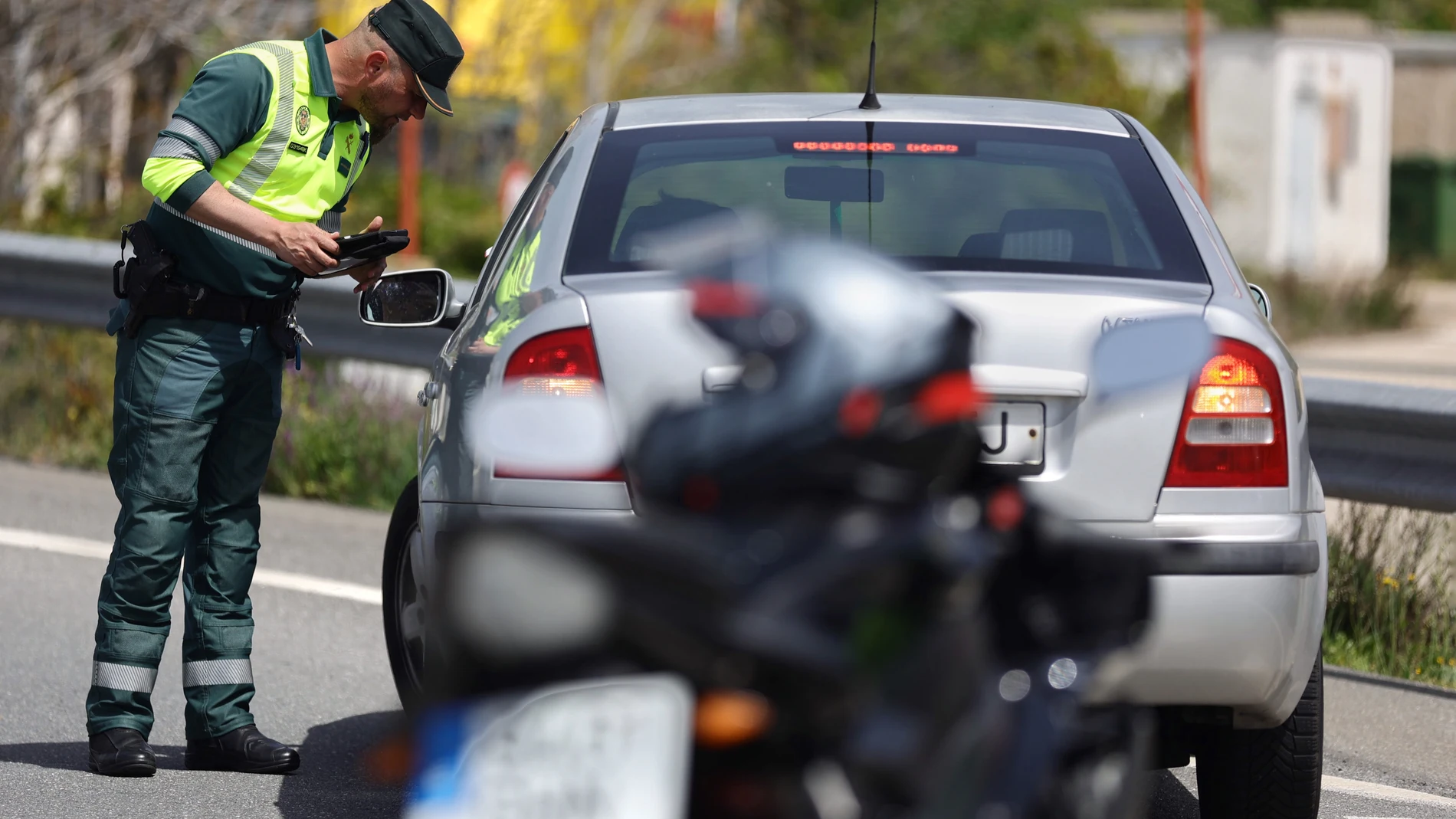 Un agente de la Guardia Civil pide documentación a un conductor