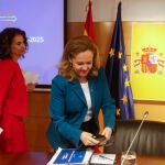 La vicepresidenta primera y ministra de Asuntos Económicos, Nadia Calviño (d), y la ministra de Hacienda y Función Pública, María Jesús Montero, durante la presentación del escenario macroeconómico 2022-2025