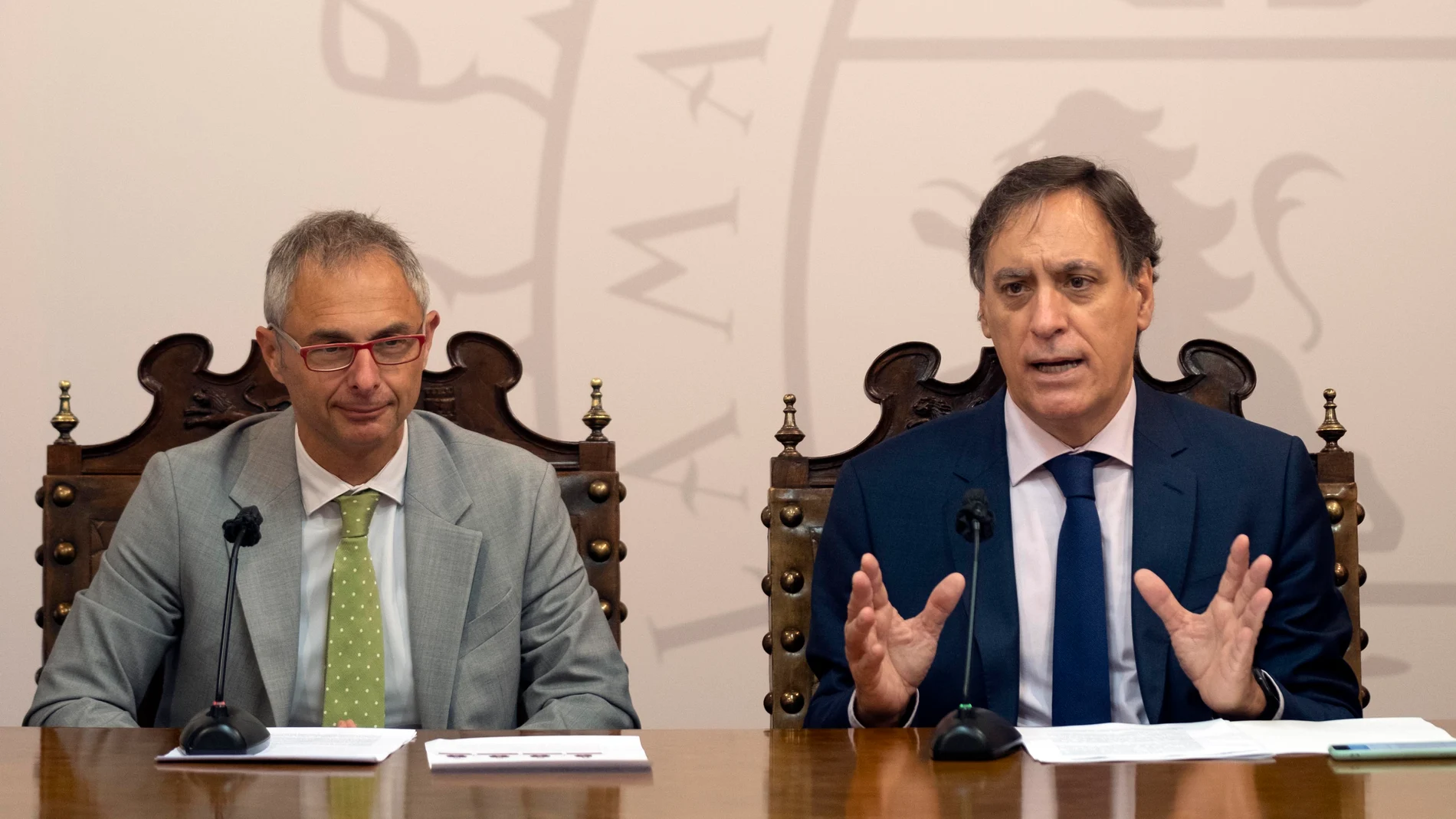 El alcalde de Salamanca, Carlos García Carbayo, y el rector de la Universidad de Salamanca, Ricardo Rivero, presentan la actividad "Desde el Norte de México: arte, cultura y ciencia de la Universidad de Nuevo León en Salamanca"