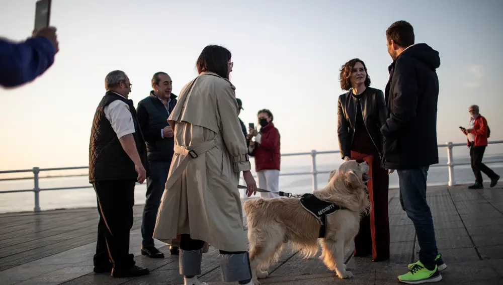 9. La presidenta regional madrileña conversa con varios viandantes