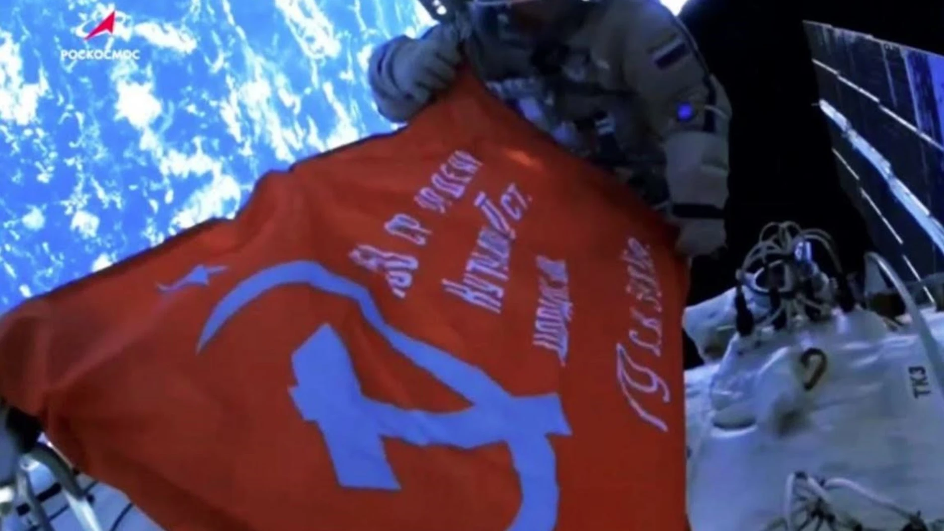 Bandera de la victoria soviética sobre la Alemania nazi colocada en el exterior de la Estación Espacial Internacional