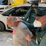 Agentes de la Guardia Civil llevan a disposición judicial al hombre detenido en Sueca (Valencia)