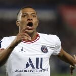 Kylian Mbappé celebra uno de sus goles con el PSG contra el Estrasburgo.