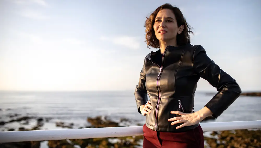 La presidenta Ayuso, el jueves, en el Paseo del Muro de San Lorenzo de Gijón