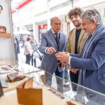 El presidente del Gremio Artesanal Segoviano, Jesús de la Cruz, inaugura la 41º edición de la Feria Nacional de Artesanía, junto al vicepresidente de la diputación, José María Bravo, y el concejal de cultura, Alberto Espinar