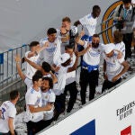 Los jugadores del Real Madrid llegan a la plaza de Cibeles, en Madrid, para celebrar el campeonato de Liga tras vencer al RCD Espanyol en el partido disputado este sábado en el estadio Santiago Bernabéu. EFE/Juan Carlos Hidalgo