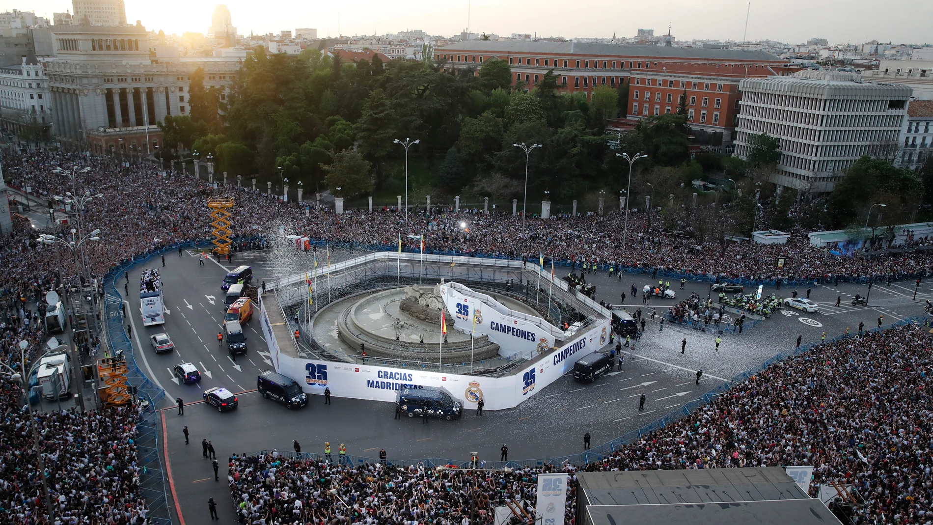 Los jugadores del Real Madrid llegan a la plaza de Cibeles, en Madrid, para celebrar el campeonato de Liga