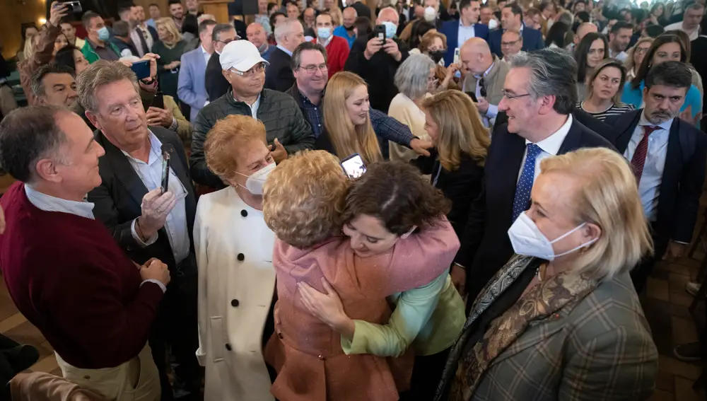 14. Baño de masas durante el encuentro que mantuvo con militantes
