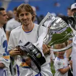 Modric, con el trofeo de campeón de Liga