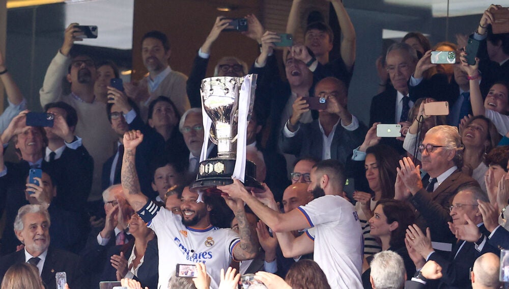 Marcelo y Benzema, con el título de LaLiga que ha ganado el Real Madrid