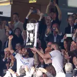 Marcelo y Benzema, con el título de LaLiga que ha ganado el Real Madrid