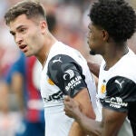 El delantero del Valencia Hugo Duro celebra con Thierry Correia tras marcar ante el Levante. EFE/Kai Forsterling
