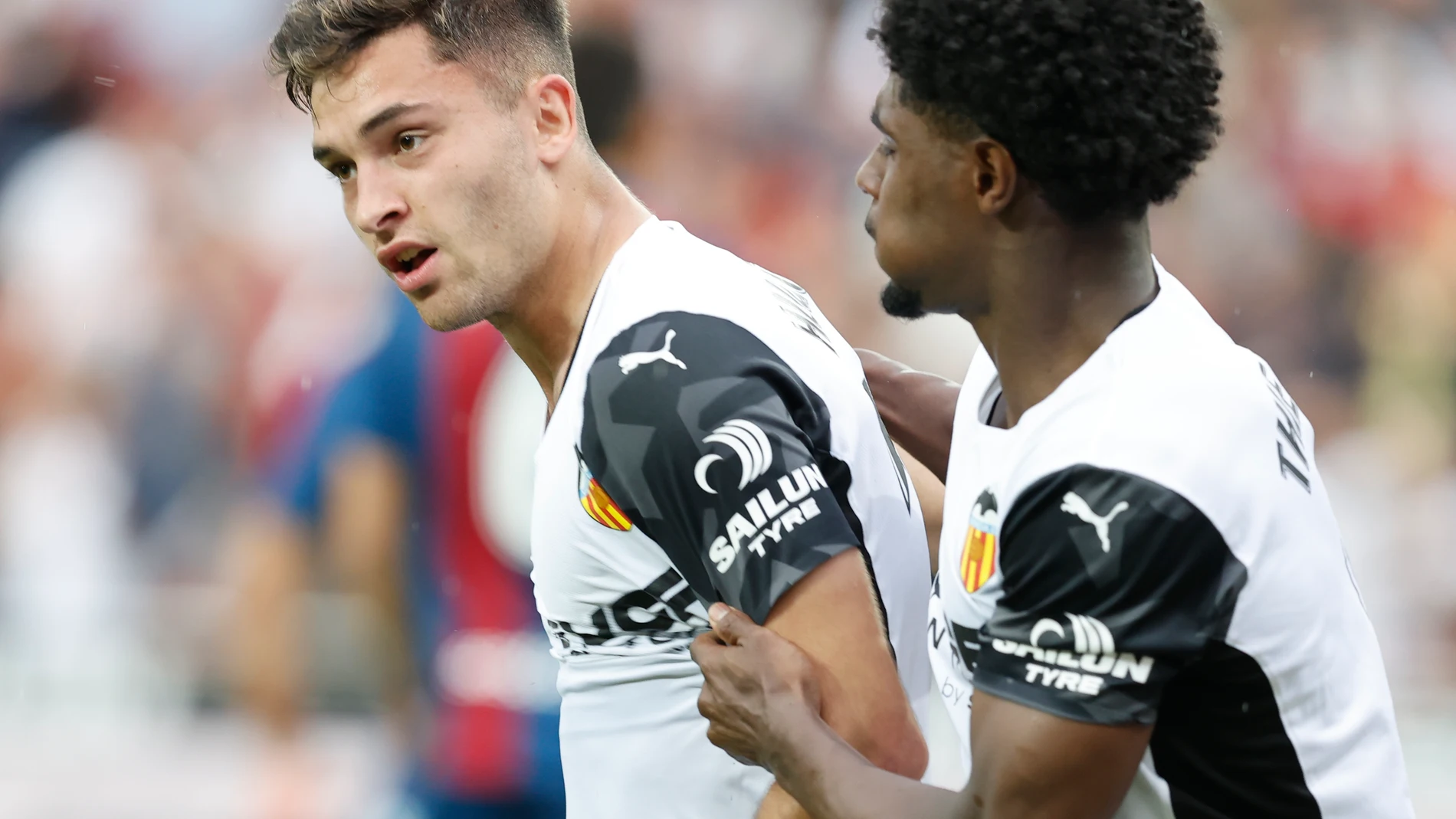 El delantero del Valencia Hugo Duro celebra con Thierry Correia tras marcar ante el Levante. EFE/Kai Forsterling