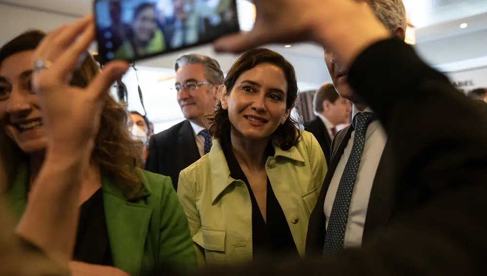 4. A primera hora del viernes, la presidenta pronunció un discurso ante empresarios asturianos. En segundo plano, el presidente del PP de Gijón, Pablo González