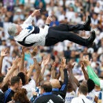 MADRID, 30/04/2022.- Los jugadores del Real Madrid mantean al entrenador, Carlo Ancelotti, al término del partido de Liga en Primera División ante el RCD Espanyol que han disputado este sábado en el estadio Santiago Bernabéu, en Madrid. EFE/Chema Moya