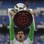 Courtois levanta el trofeo de campeón de Liga