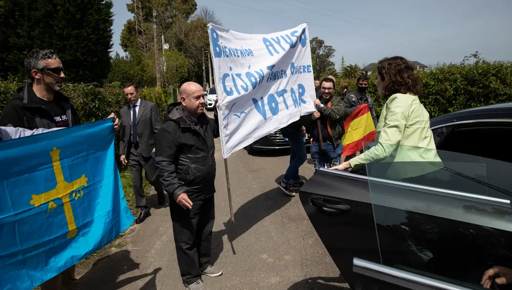 13. Militantes del PP de Asturias reciben con una pancarta a Ayuso, antes de la "espicha" con afiliados en un Lagar