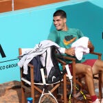 Carlos Alcaraz sonríe durante un entrenamiento en la Caja Mágica