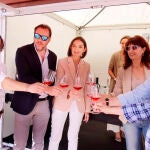 La ministra de Industria, Comercio y Turismo de España, Reyes Maroto, acompañada por el alcalde de Valladolid, Óscar Puente, visita la Plaza Mayor de Vino