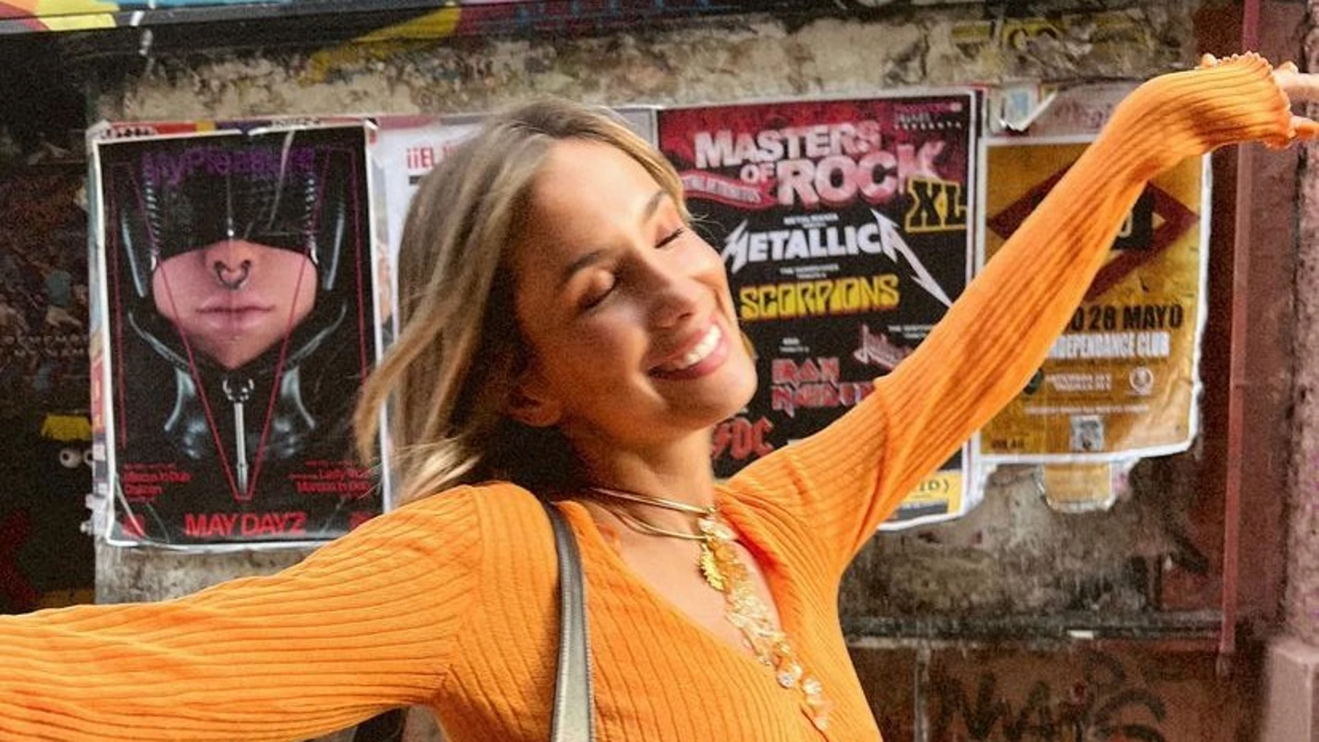 María Pombo con su conjunto más colorido de Zara.