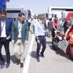 Juan Marín, Juanma Moreno y Elías Bendodo, este domingo en el circuito de Jerez