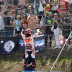 Marc Márquez, con el público de Jerez nada más terminar la carrera de MotoGP del GP de España