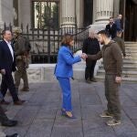 La presidenta de la Cámara de Representantes de EE UU, Nancy Pelosi, saluda al presidente ucraniano, Volodimir Zelenski