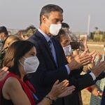 Pedro Sánchez y la ministra de Defensa, Margarita Robles, en la base aérea de Torrejon (Madrid) en agosto del pasado año