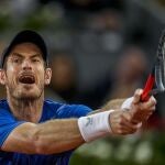 Andy Murry se estira para golpear de revés una bola en su partido contra Thiem