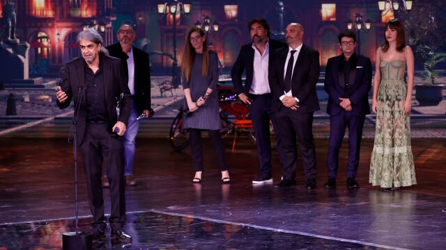 Fernando León de Aranoa recibe el Premio Platino a la Mejor Película durante la ceremonia de los Premios Platino con todo el equipo de "El buen patrón" sobre el escenario