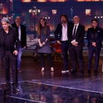 Fernando León de Aranoa recibe el Premio Platino a la Mejor Película durante la ceremonia de los Premios Platino con todo el equipo de "El buen patrón" sobre el escenario