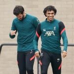 Alexander-Arnold y el portero Alisson