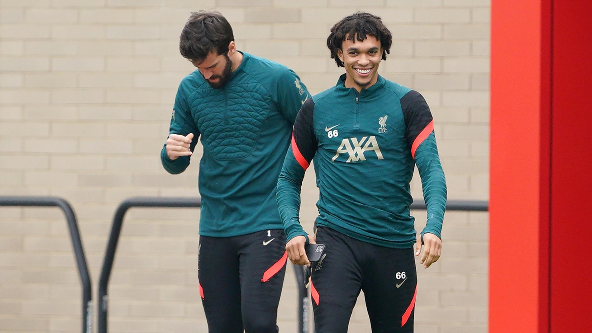 Alexander-Arnold y el portero Alisson