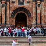 Asistentes se refugian este lunes de la tormenta de granizo caída durante la carrera de Los Caballos de Vino en la basílica de la Santísima Vera Cruz de Caravaca de la Cruz, en Murcia, fiesta que este año estrena su declaración de patrimonio inmaterial de la humanidad. EFE/Marcial Guillén