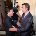 El alcalde de Madrid, José Luis Martínez-Almeida (i), conversa con el nuevo presidente del Partido Popular, Alberto Núñez Feijóo, a su llegada a un acto de la Comunidad de Madrid para conmemorar el 2 de mayo