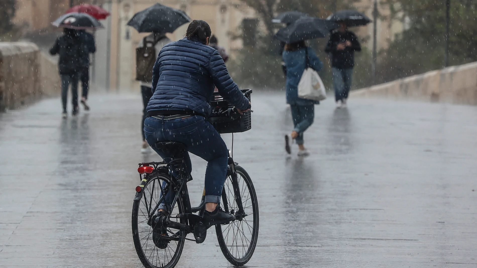 Una persona circula en bicicleta bajo la lluvia, a 3 de mayo de 2022, en Valencia