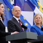 Olaf Scholz, junto a las primeras ministras de Finlandia, Sanna Marin (izda.), y Suecia, Magdalena Andersson, en el castillo de Meseberg