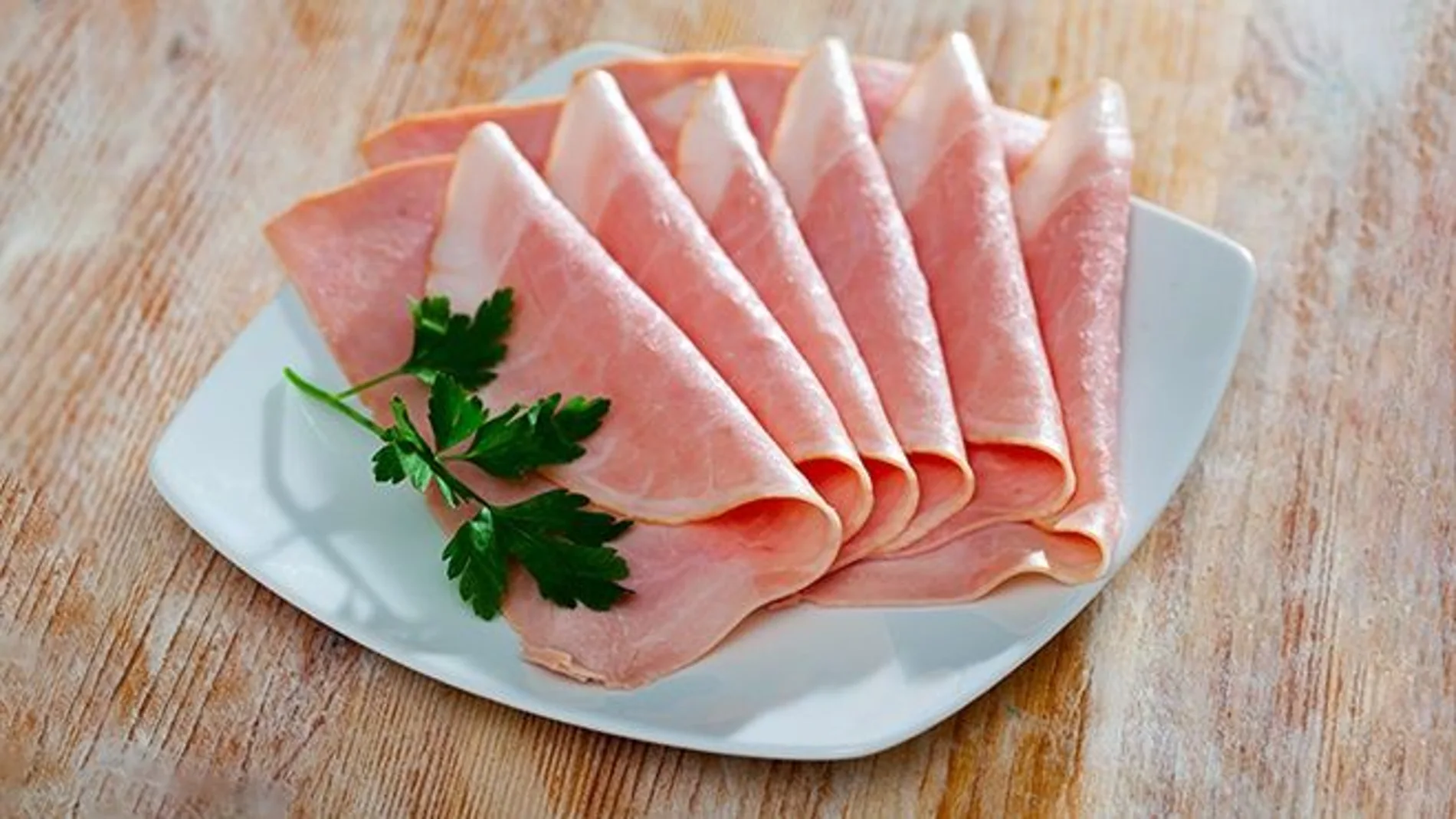 El jamón cocido se pasa de sal