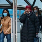 Gente con y sin mascarillas en Madrid