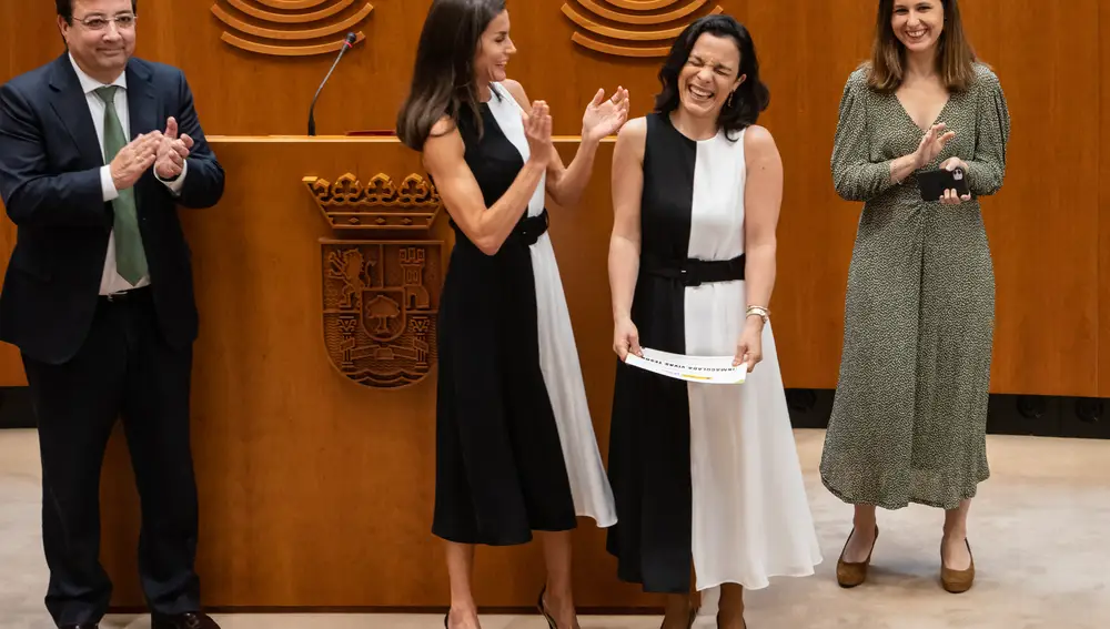 La Reina Letizia coincide en estilo con una premiada en los Premios Reina Letizia