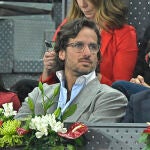 Feliciano López, en uno de los palcos del Mutua Madrid Open junto al alcalde de Madrid, Martínez-Almeida, reconocido seguidor del Atlético