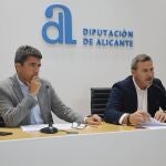 El presidente de la Diputación de Alicante, Carlos Mazón, junto al diputado de Carreteras, Alejandro Morant