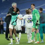 Carlo Ancelotti celebra con sus jugadores la victoria ante el Manchester City en el Santiago Bernabéu