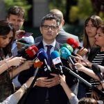 El ministro de la Presidencia, Relaciones con las Cortes y Memoria Democrática, Félix Bolaños, atiende a los medios