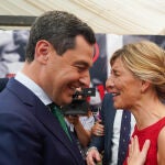 El presidente de la Junta de Andalucía, Juanma Moreno, saluda a la vicepresidenta segunda del Gobierno, Yolanda Díaz, en la caseta de UGT de la Feria. Eduardo Briones / Europa Press