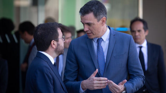 El presidente de la Generalitat, Pere Aragonès y el presidente del Gobierno, Pedro Sánchez, mantienen una conversación en la puerta del hotel W Barcelona a su llegada a la jornada de clausura de la XXXVII Reunió Cercle d’Economia, a 6 de mayo de 2022, en Barcelona 06 MAYO 2022¨;CERCLE;ECONOMIA;GENERALITAT: INDEPENDENTISMO David Zorrakino / Europa Press 06/05/2022